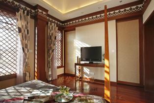 东南亚风格家具的样式，体现了稳重、豪华感、明朗、大气的设计无疑是避免压抑气氛的最佳选择,多适宜喜欢静谧与雅致、文化修养较高的成功人士。