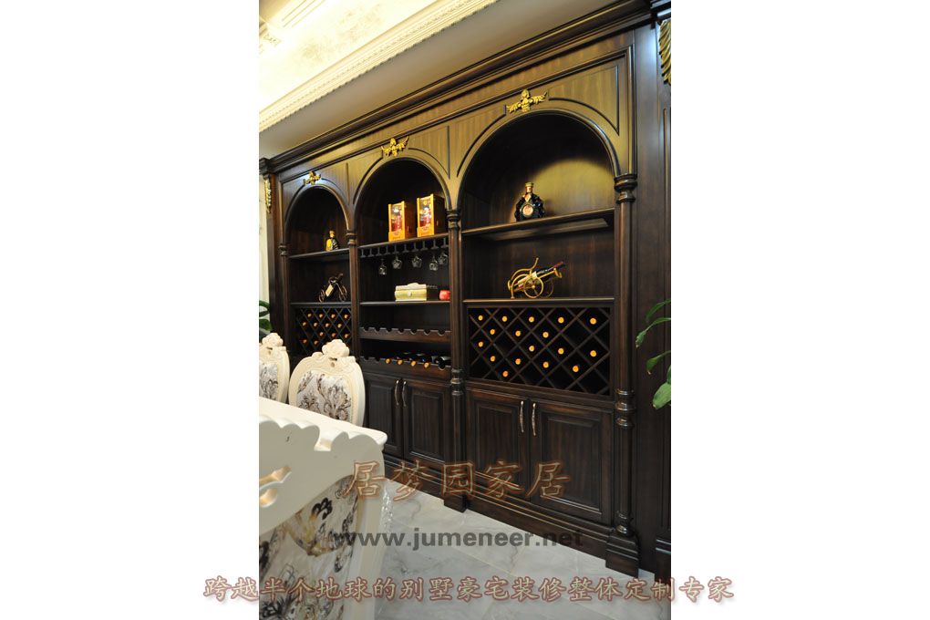 酒柜就是专业放酒的柜子,酒柜的用途可分为家用和商用,一般分实用类跟装饰类，在家庭装饰中是优雅高贵的象征，在各式风格装修中都有表现。