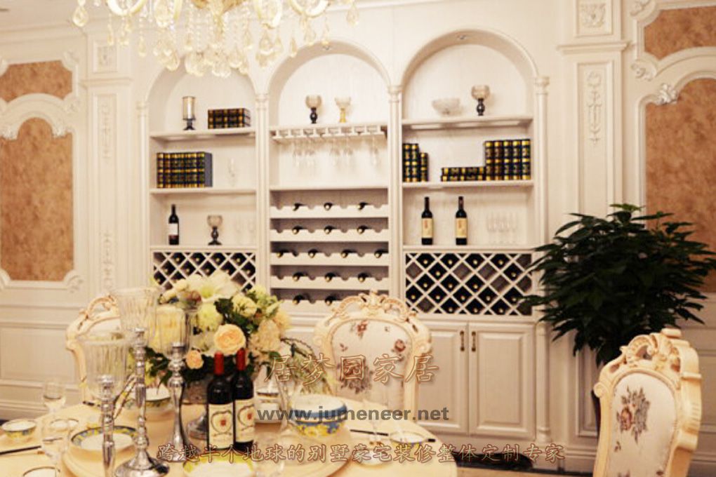 居梦园有两款标准酒柜,分别为维也纳斯和君士坦丁酒柜 这两款酒柜为美国居梦园首席设计师史蒂芬 卡朋特先生亲笔设计,显示出高雅的设计风格